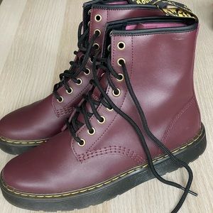 WOMENS DOC MARTINS 8